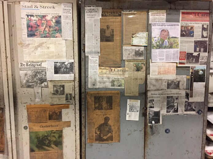 kasten met daarop allemaal krantenknipsels uit de lokale kranten over de Wijngaard